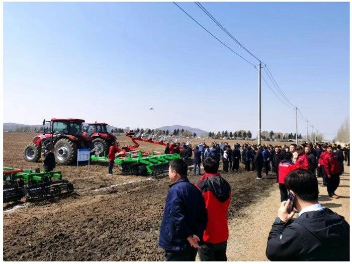 Бесступенчатые тракторы Dongfanghong China YTO способствуют увеличению урожайности черноземных земель